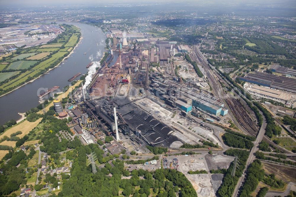 Duisburg from the bird's eye view: Technical equipment and production facilities of the steelworks of Huettenwerke Krupp Mannesmann GmbH on Ehinger Strasse in Duisburg in the state North Rhine-Westphalia, Germany