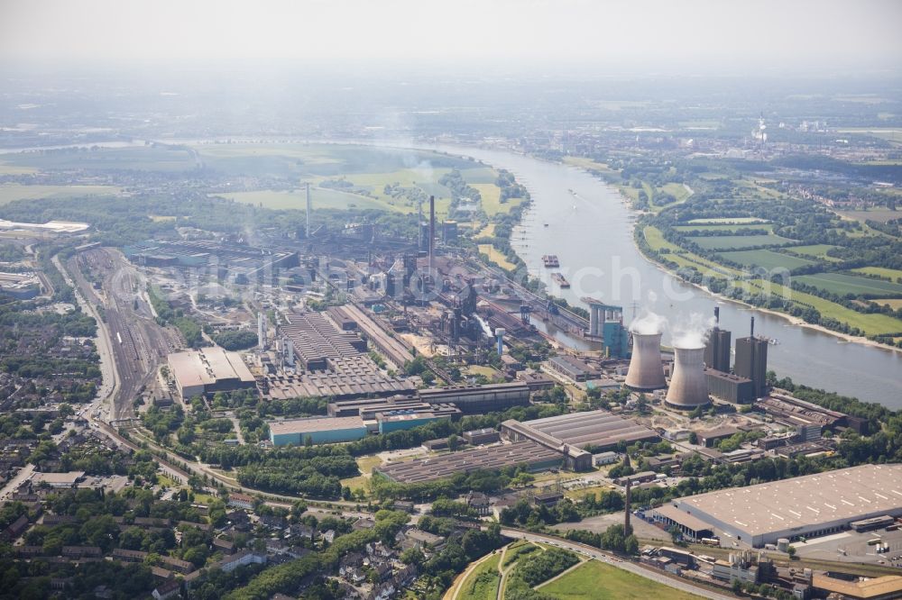 Aerial photograph Duisburg - Technical equipment and production facilities of the steelworks of Huettenwerke Krupp Mannesmann GmbH on Ehinger Strasse in Duisburg in the state North Rhine-Westphalia, Germany
