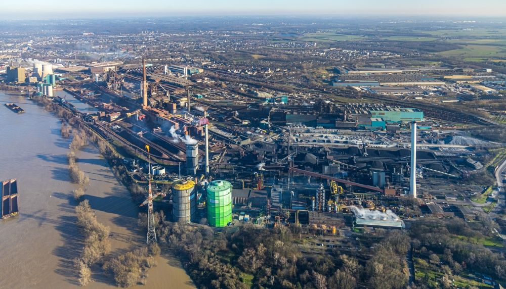 Duisburg from the bird's eye view: Technical equipment and production facilities of the steelworks of Huettenwerke Krupp Mannesmann GmbH on Ehinger Strasse in Duisburg in the state North Rhine-Westphalia, Germany