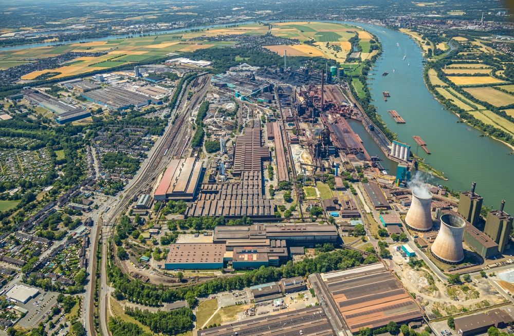 Duisburg from above - Technical equipment and production facilities of the steelworks of Huettenwerke Krupp Mannesmann GmbH on Ehinger Strasse in Duisburg at Ruhrgebiet in the state North Rhine-Westphalia, Germany