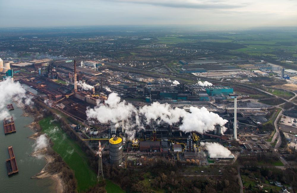 Aerial photograph Duisburg - Technical equipment and production halls of steelworks Huettenwerke Krupp Mannesmann (HKM) at the river Rhein in Duisburg in North Rhine-Westphalia