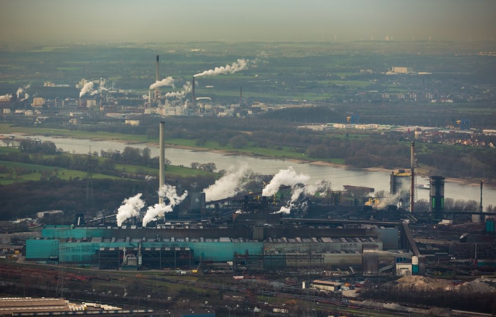 Aerial image Duisburg - Technical equipment and production halls of steelworks Huettenwerke Krupp Mannesmann (HKM) am Rhein in Duisburg in North Rhine-Westphalia