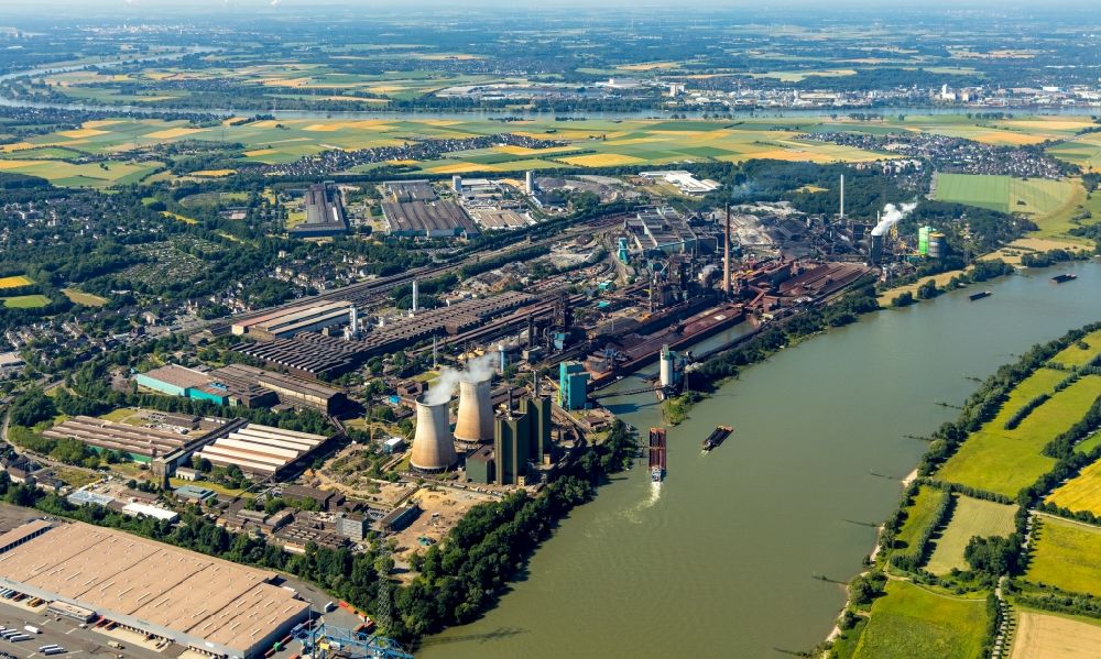 Duisburg from above - Technical equipment and production facilities of the steelworks on Mannesmannstrasse in the district Huettenheim in Duisburg in the state North Rhine-Westphalia, Germany