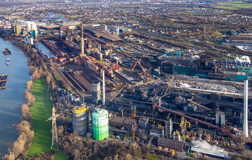 Duisburg from the bird's eye view: Technical equipment and production facilities of the steelworks on Mannesmannstrasse in the district Huettenheim in Duisburg in the state North Rhine-Westphalia, Germany