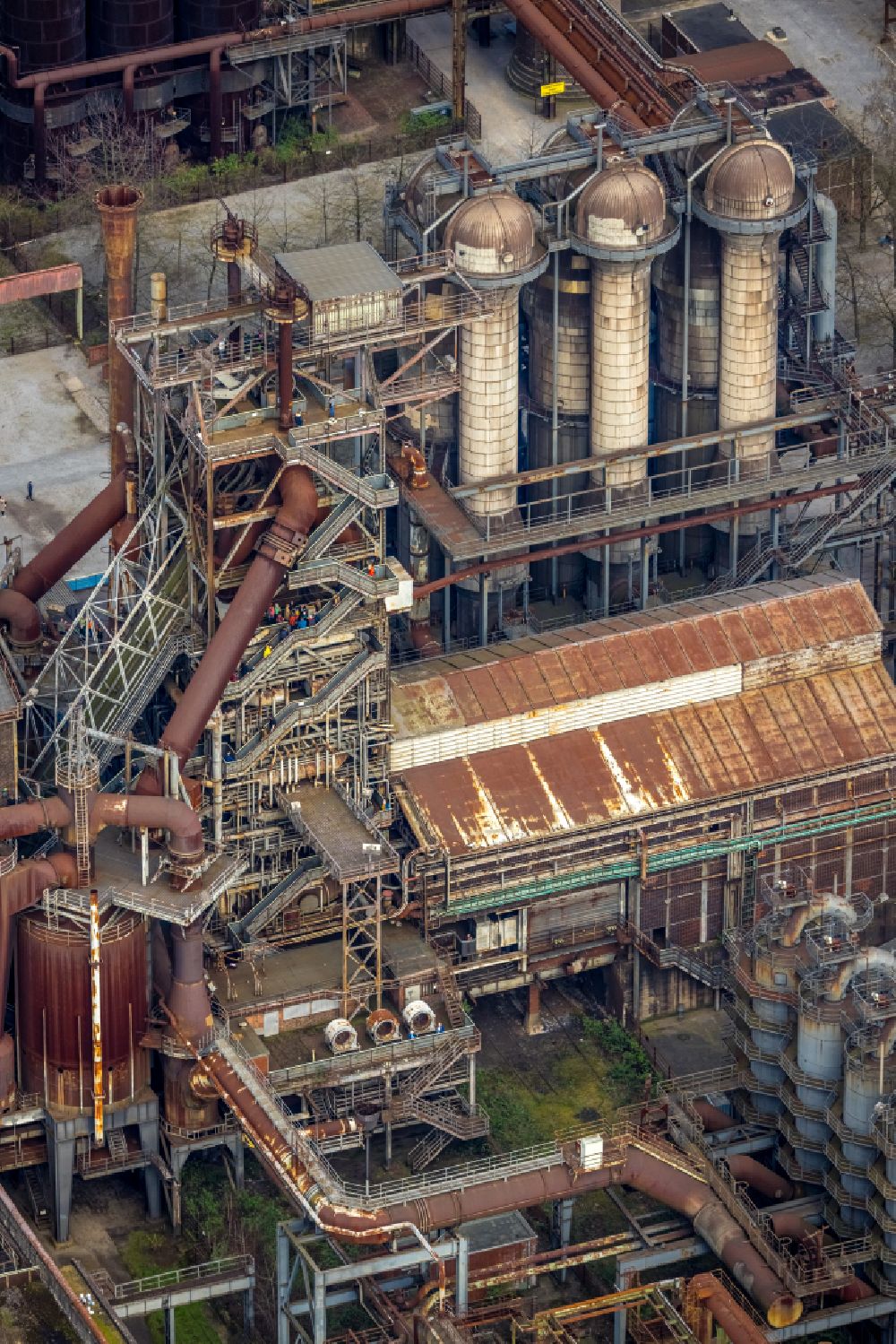 Duisburg from the bird's eye view: Technical equipment and production facilities of the steelworks Meiderich in Duisburg in the state North Rhine-Westphalia