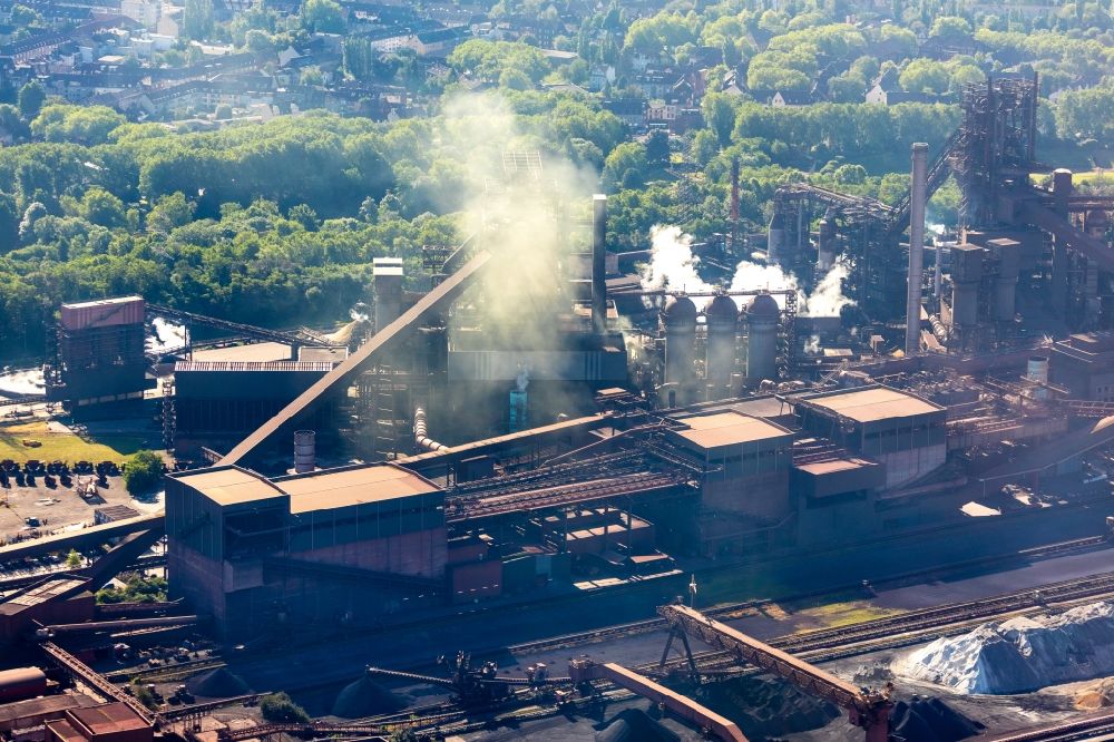 Aerial photograph Duisburg - Technical equipment and production facilities of the steelworks Schwelgern in Duisburg in the state North Rhine-Westphalia, Germany
