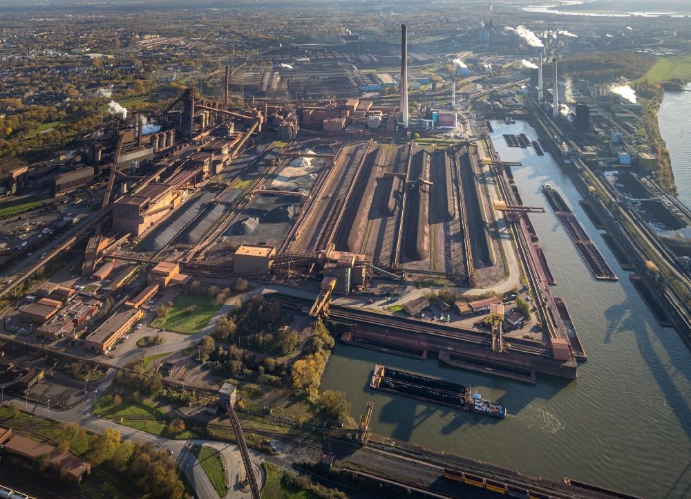 Aerial photograph Duisburg - Technical equipment and production facilities of the steelworks Schwelgern at the river course of the Rhein in Duisburg in the state North Rhine-Westphalia, Germany