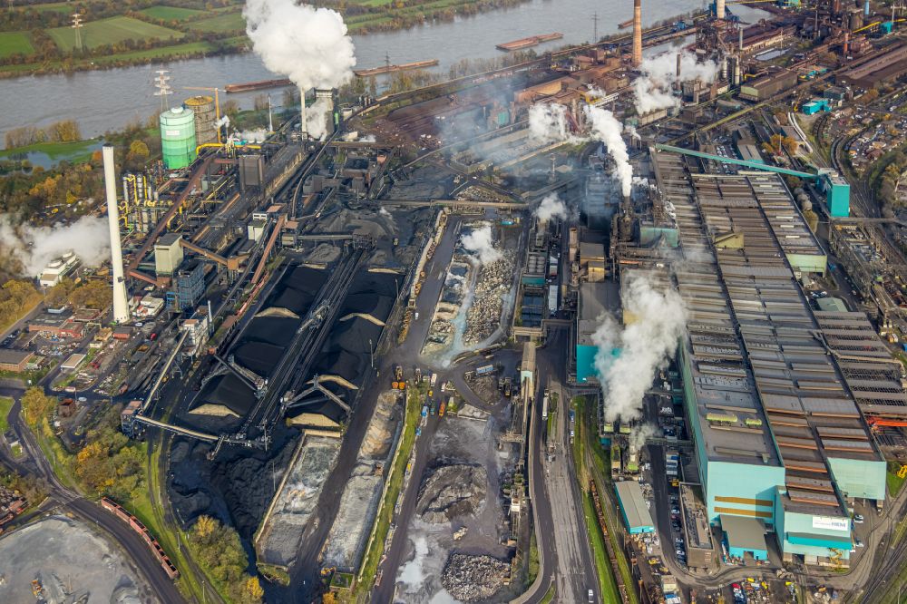 Duisburg from above - Technical equipment and production facilities of the steelworks Thyssen Krupp Steel on Mannesmannstrasse in Duisburg in the state North Rhine-Westphalia