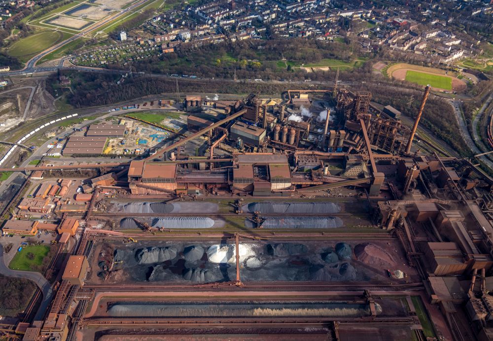 Duisburg from the bird's eye view: Technical equipment and production facilities of the steelworks ThyssenKrupp-Stahlwerk Schwelgern in the district Marxloh in Duisburg in the state North Rhine-Westphalia, Germany