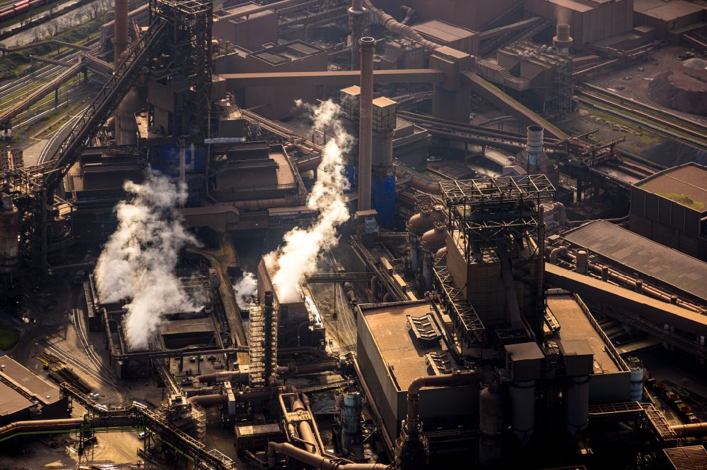 Duisburg from the bird's eye view: Technical equipment and production facilities of the steelworks ThyssenKrupp-Stahlwerk Schwelgern in the district Marxloh in Duisburg in the state North Rhine-Westphalia, Germany