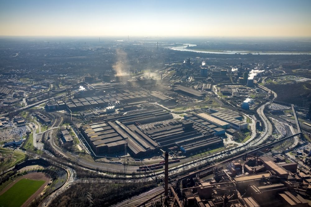 Duisburg from the bird's eye view: Technical equipment and production facilities of the steelworks thyssenkrupp Steel Europe AG on Alsumer Strasse in the district Marxloh in Duisburg at Ruhrgebiet in the state North Rhine-Westphalia, Germany