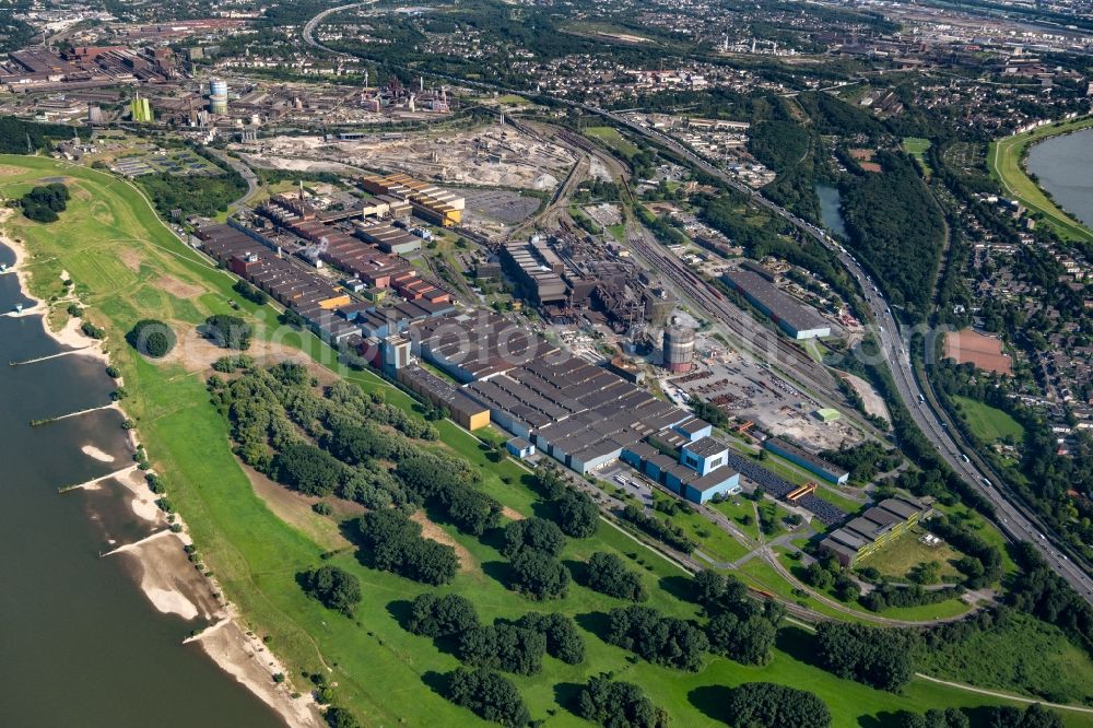 Duisburg from the bird's eye view: Technical equipment and production facilities of the steelworks ThyssenKrupp in the district Beeckerwerth in Duisburg at Ruhrgebiet in the state North Rhine-Westphalia