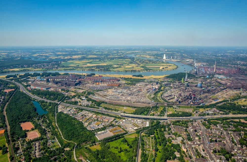 Aerial image Duisburg - Technical equipment and production facilities of the steelworks of thyssenkrupp Steel Europe AG in the district Bruckhausen in Duisburg in the state North Rhine-Westphalia, Germany