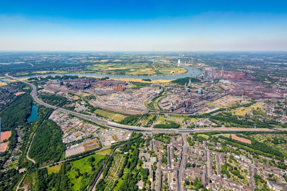 Aerial photograph Duisburg - Technical equipment and production facilities of the steelworks of thyssenkrupp Steel Europe AG in the district Bruckhausen in Duisburg in the state North Rhine-Westphalia, Germany