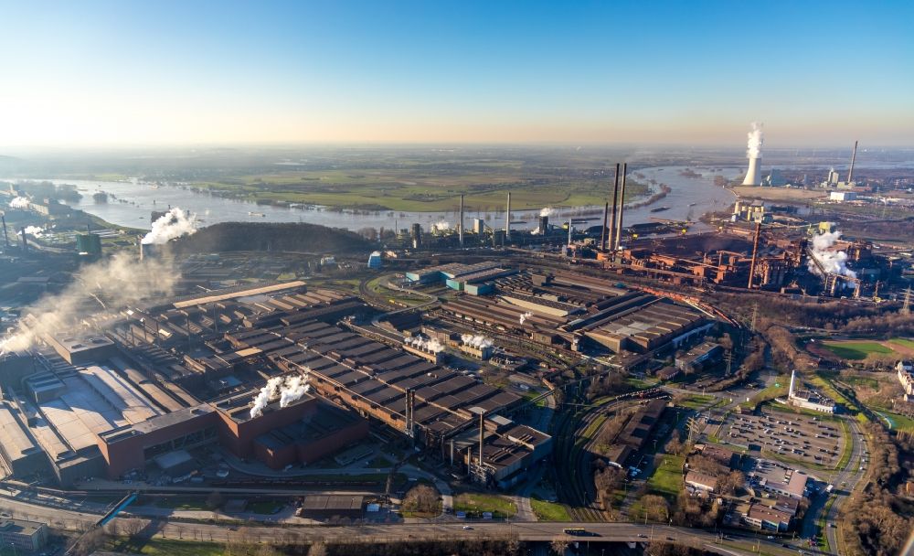 Aerial image Duisburg - Technical equipment and production facilities of the steelworks of thyssenkrupp Steel Europe AG in the district Bruckhausen in Duisburg in the state North Rhine-Westphalia, Germany