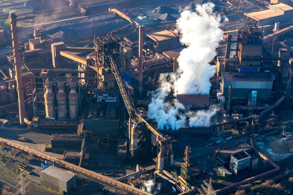 Duisburg from above - Technical equipment and production facilities of the steelworks of thyssenkrupp Steel Europe AG in the district Bruckhausen in Duisburg in the state North Rhine-Westphalia, Germany