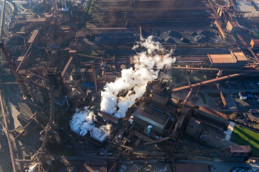 Duisburg from the bird's eye view: Technical equipment and production facilities of the steelworks of thyssenkrupp Steel Europe AG in the district Bruckhausen in Duisburg in the state North Rhine-Westphalia, Germany