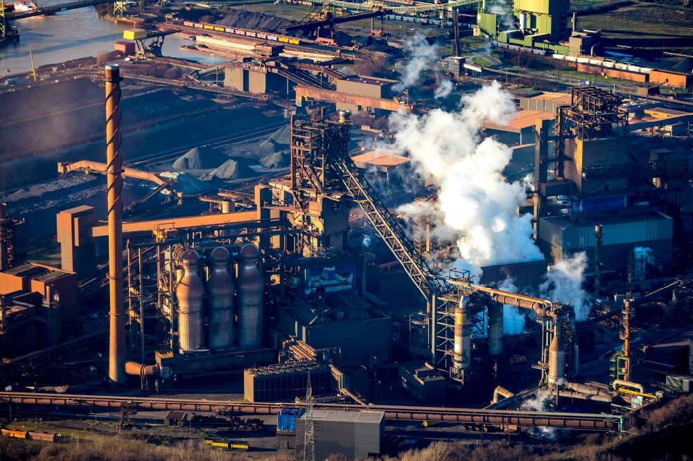 Aerial photograph Duisburg - Technical equipment and production facilities of the steelworks of thyssenkrupp Steel Europe AG in the district Bruckhausen in Duisburg in the state North Rhine-Westphalia, Germany