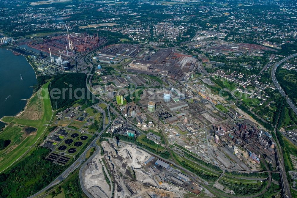Duisburg from the bird's eye view: Technical equipment and production facilities of the steelworks of thyssenkrupp Steel Europe AG in the district Bruckhausen in Duisburg at Ruhrgebiet in the state North Rhine-Westphalia, Germany