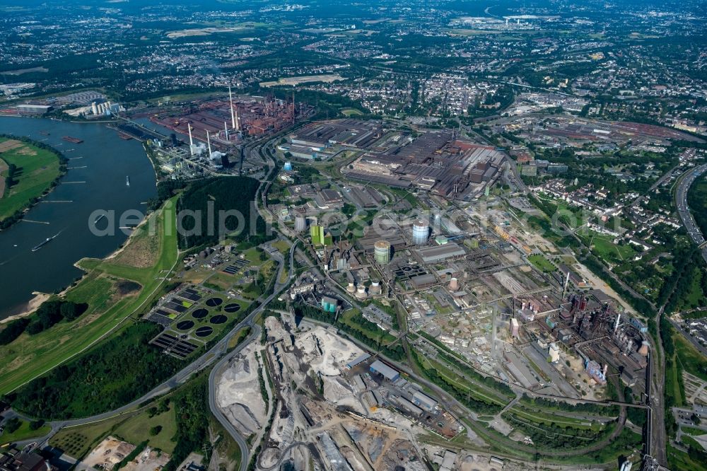 Aerial image Duisburg - Technical equipment and production facilities of the steelworks of thyssenkrupp Steel Europe AG in the district Bruckhausen in Duisburg at Ruhrgebiet in the state North Rhine-Westphalia, Germany