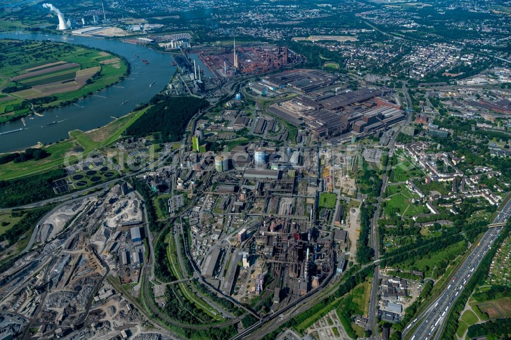 Aerial photograph Duisburg - Technical equipment and production facilities of the steelworks of thyssenkrupp Steel Europe AG in the district Bruckhausen in Duisburg at Ruhrgebiet in the state North Rhine-Westphalia, Germany