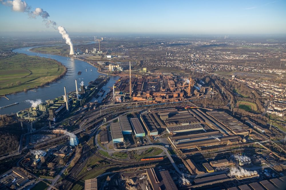 Duisburg from above - Technical equipment and production facilities of the steelworks of thyssenkrupp Steel Europe AG with river Rhein in the district Bruckhausen in Duisburg at Ruhrgebiet in the state North Rhine-Westphalia, Germany