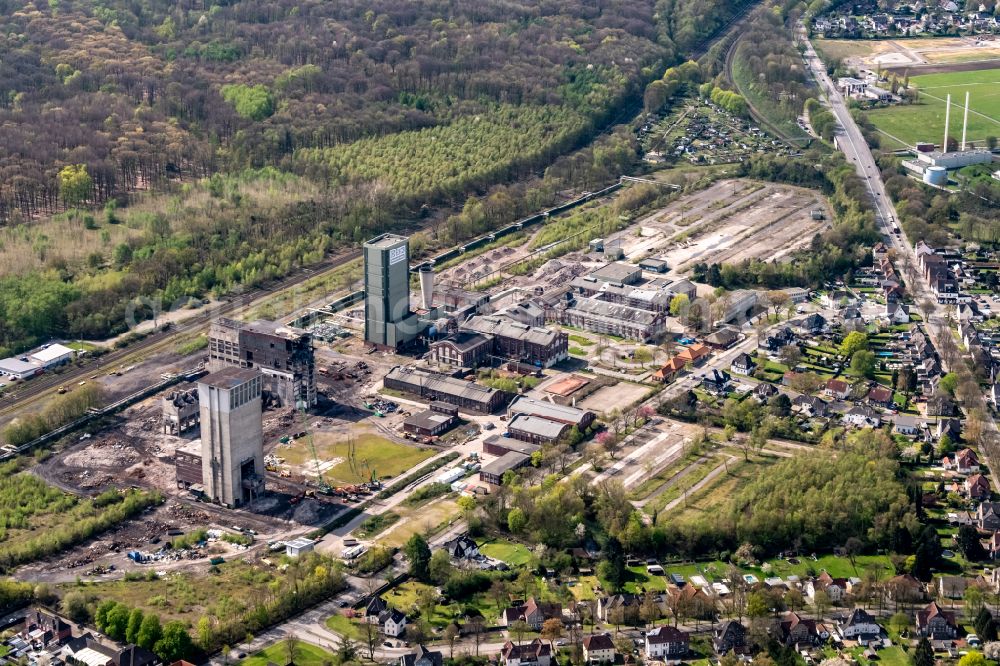 Aerial photograph Gelsenkirchen - Partial demolition work on the abandoned conveyor systems and mining shaft with winding tower DSK Bergwerk Lippe Zeche Westerholt in the coal mining area in the district Hassel in Gelsenkirchen in the Ruhr area in the state North Rhine-Westphalia, Germany