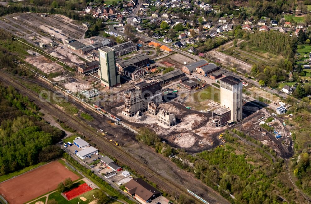 Aerial image Gelsenkirchen - Partial demolition work on the abandoned conveyor systems and mining shaft with winding tower DSK Bergwerk Lippe Zeche Westerholt in the coal mining area in the district Hassel in Gelsenkirchen in the Ruhr area in the state North Rhine-Westphalia, Germany