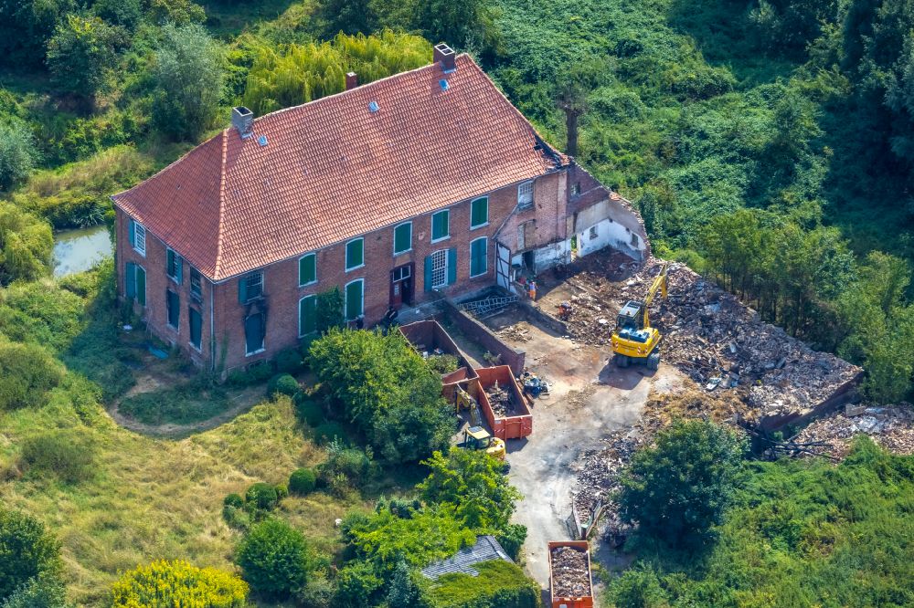 Aerial photograph Hamm - Partial demolition after fire at the former moated castle Haus Hohenover in Hamm in the Ruhr area in the state of North Rhine-Westphalia, Germany