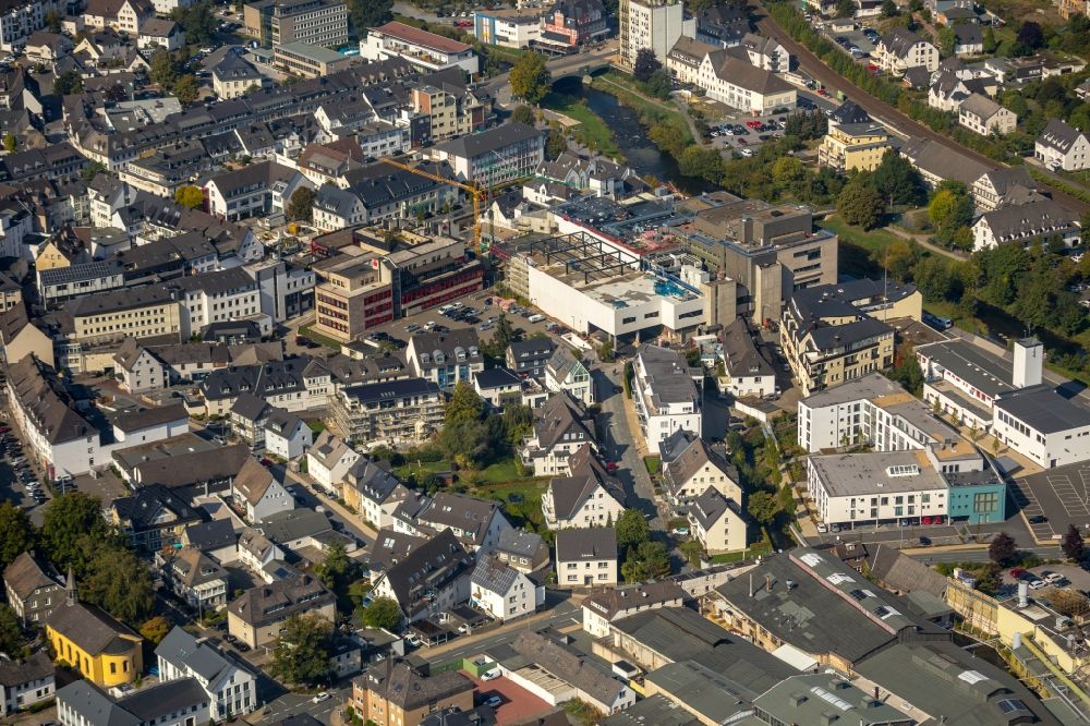 Meschede from the bird's eye view: Partial demolition and reconstruction of the former department store building HERTIE on Winziger Platz in Meschede in the state North Rhine-Westphalia, Germany