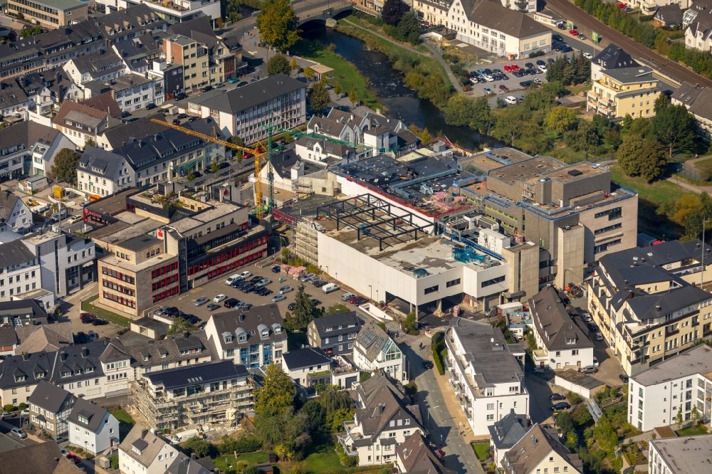 Aerial image Meschede - Partial demolition and reconstruction of the former department store building HERTIE on Winziger Platz in Meschede in the state North Rhine-Westphalia, Germany