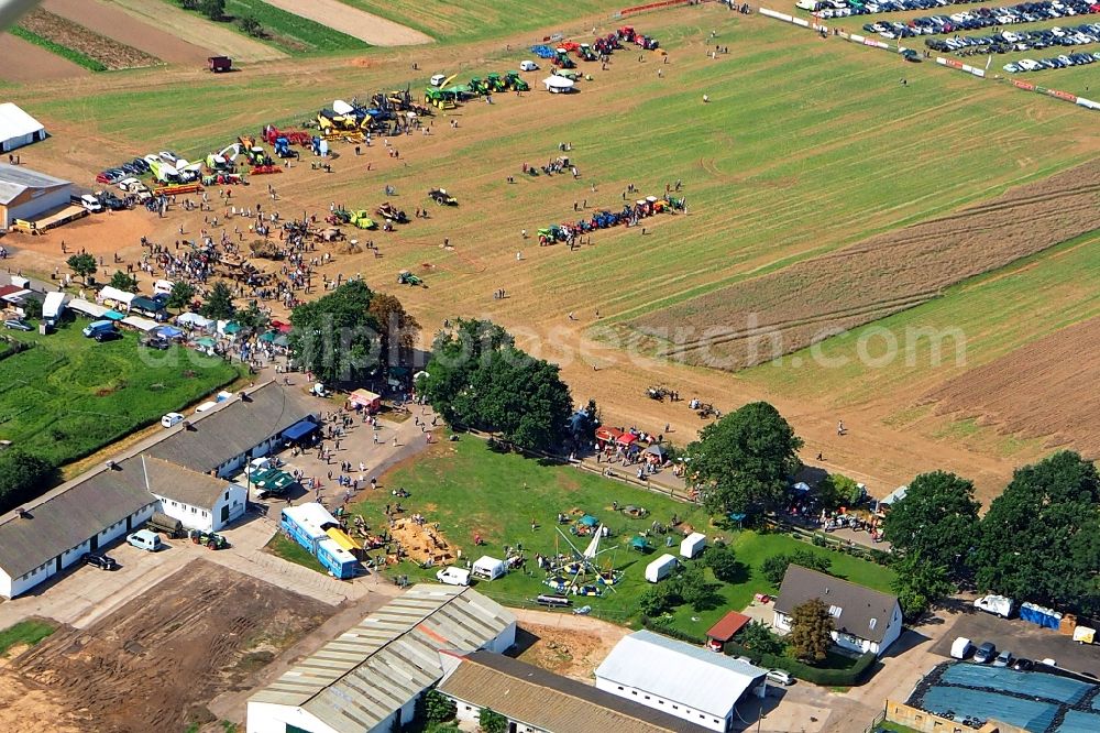 Friedersdorf from the bird's eye view: Participants at the event area 5.FRIEDERSDORFER DAMPFPFLUeGEN On fields and arable land in Friedersdorf in the state Brandenburg, Germany