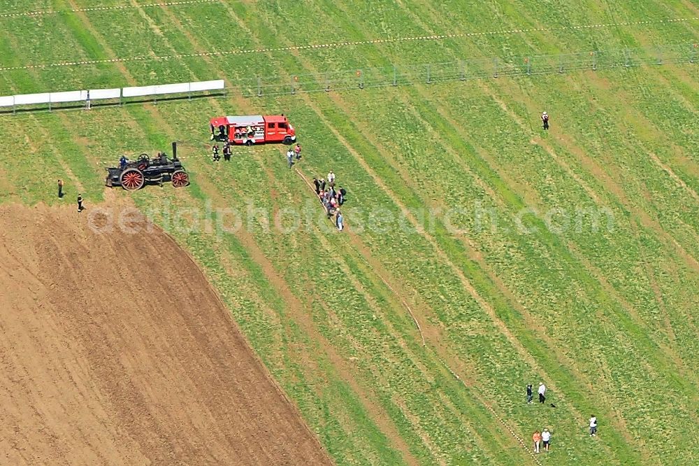Friedersdorf from the bird's eye view: Participants at the event area 5.FRIEDERSDORFER DAMPFPFLUeGEN On fields and arable land in Friedersdorf in the state Brandenburg, Germany