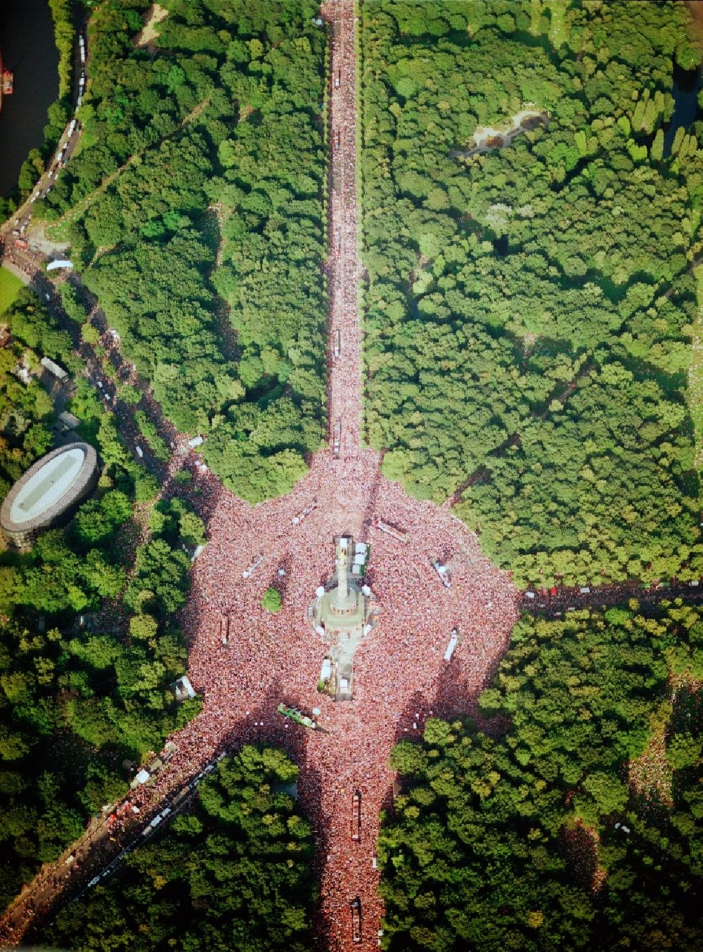 Berlin from the bird's eye view: Participants at the event area of Loveparade auf on Grossen Stern of Siegessaeule destrict Tiergarten in Berlin, Germany