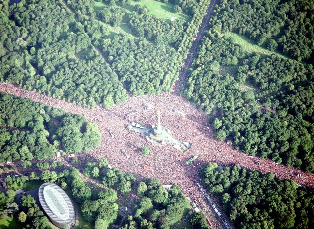 Aerial image Berlin - Participants at the event area of Loveparade auf on Grossen Stern of Siegessaeule destrict Tiergarten in Berlin, Germany