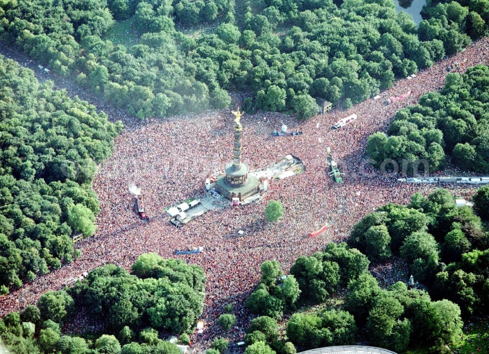 Aerial photograph Berlin - Participants at the event area of Loveparade auf on Grossen Stern of Siegessaeule destrict Tiergarten in Berlin, Germany