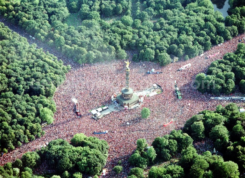 Berlin from above - Participants at the event area of Loveparade auf on Grossen Stern of Siegessaeule destrict Tiergarten in Berlin, Germany