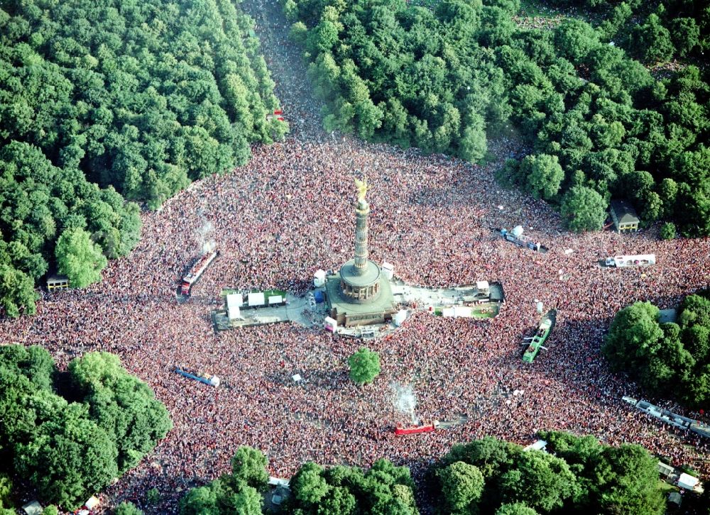 Aerial image Berlin - Participants at the event area of Loveparade auf on Grossen Stern of Siegessaeule destrict Tiergarten in Berlin, Germany