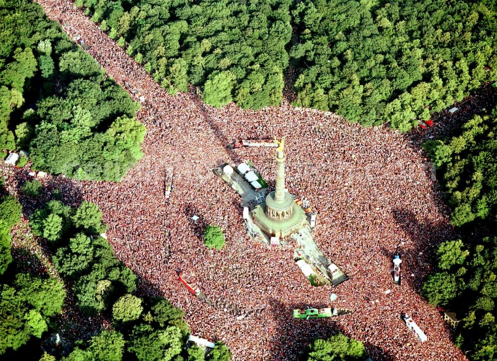 Berlin from the bird's eye view: Participants at the event area of Loveparade auf on Grossen Stern of Siegessaeule destrict Tiergarten in Berlin, Germany