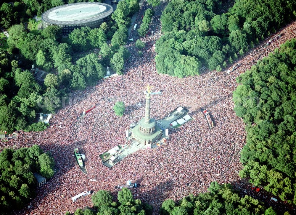 Aerial photograph Berlin - Participants at the event area of Loveparade auf on Grossen Stern of Siegessaeule destrict Tiergarten in Berlin, Germany