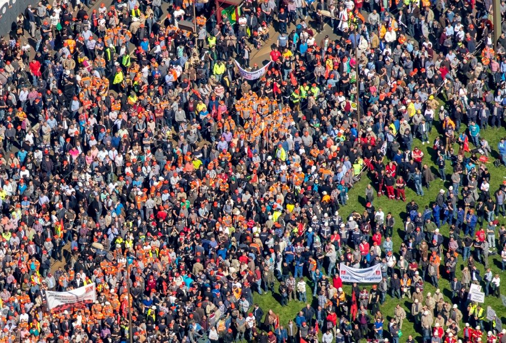 Aerial photograph Duisburg - Participants in a demonstration for steel action of IG Metall in front of the Thyssen Krupp Steel headquarters in Duisburg in North Rhine -Westphalia