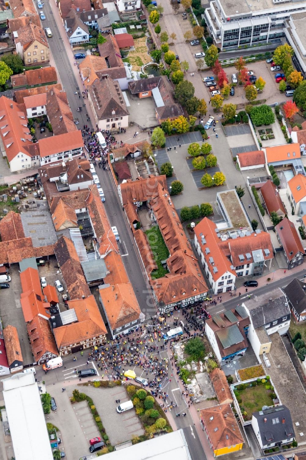 Aerial photograph Kandel - Participant of a political protest demonstration Frauenbuendnis Kandel vs. AntiFa/Wir sind Kandel/Omas gegen rechts in Kandel in the state Rhineland-Palatinate, Germany