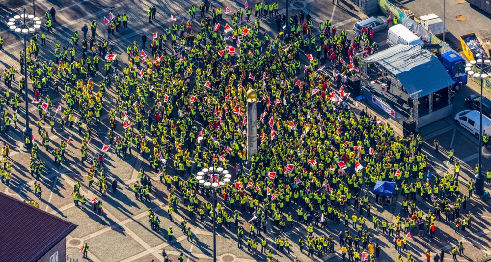 Aerial photograph Dortmund - Participant of a political protest demonstration Verdi - Poststreik on place Friedensplatz in Dortmund at Ruhrgebiet in the state North Rhine-Westphalia, Germany