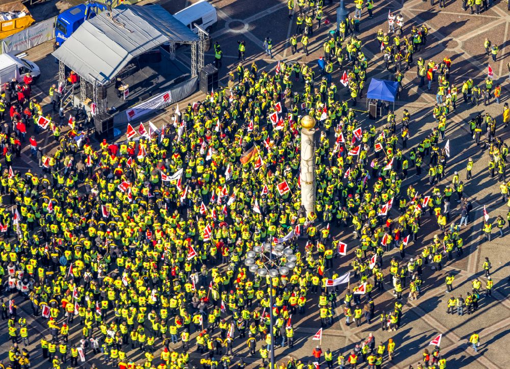 Aerial photograph Dortmund - Participant of a political protest demonstration Verdi - Poststreik on place Friedensplatz in Dortmund at Ruhrgebiet in the state North Rhine-Westphalia, Germany