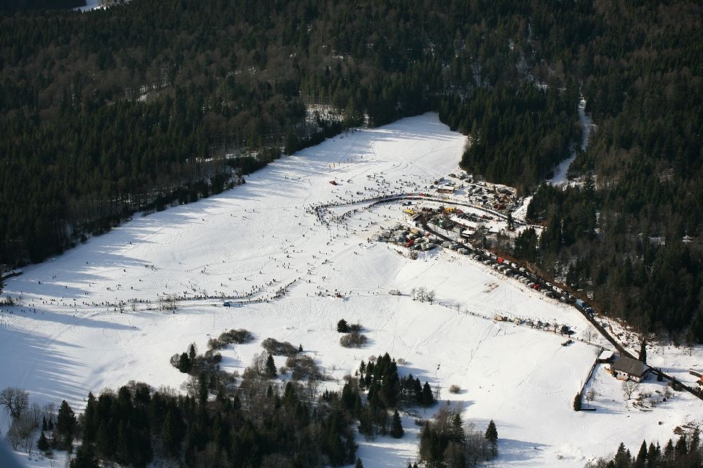 Aerial photograph Todtmoos - Participants and spectators of the sporting event sled dog race at the event area in the district Schwarzenbach in Todtmoos in the state Baden-Wuerttemberg