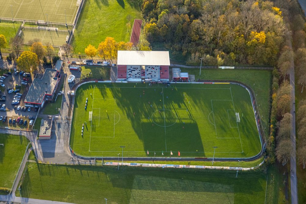 Hamm from the bird's eye view: Participants of the training at the sport area of football field in Sportzentrum Ost in Hamm in the state North Rhine-Westphalia, Germany