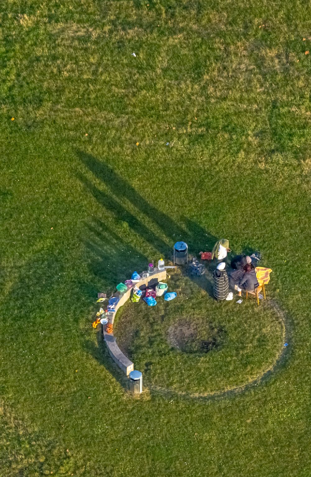 Hamm from above - Participants of the training at the sport area of football field in Sportzentrum Ost in Hamm in the state North Rhine-Westphalia, Germany