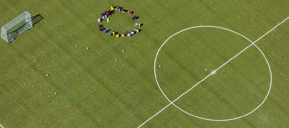 Aerial image Hamm - Sports grounds and football pitch with training players in Sportzentrum Ost in the district Heessen in Hamm in the state North Rhine-Westphalia, Germany