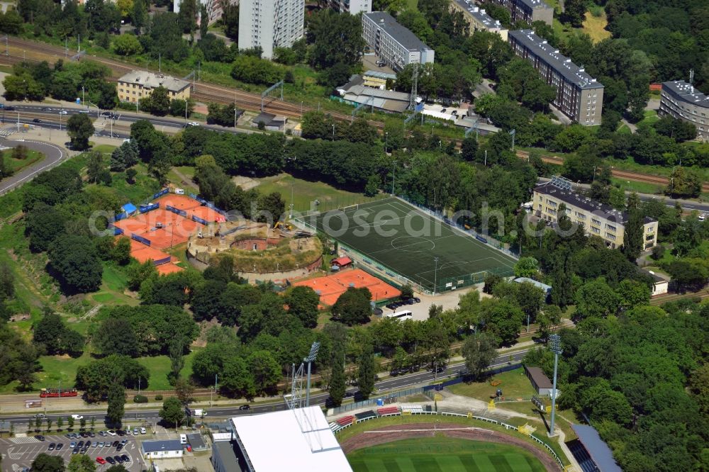 Aerial image Warschau - Tennis courts and football grounds in Szkolny Park in the district of Srodmiescie in Warsaw in Poland. The park is mainly used for sports activities and is home to several fields and pitches. It is located on the riverbank of the Wisla in the North of the district