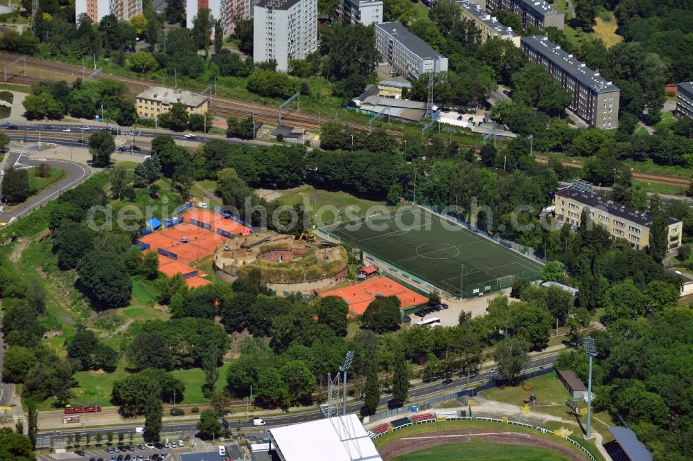 Aerial photograph Warschau - Tennis courts and football grounds in Szkolny Park in the district of Srodmiescie in Warsaw in Poland. The park is mainly used for sports activities and is home to several fields and pitches. It is located on the riverbank of the Wisla in the North of the district